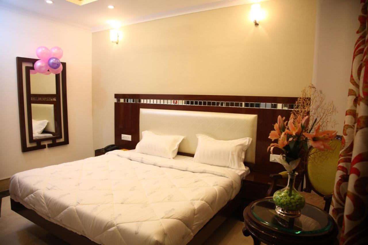 Hotel Dev Residency วรินดาวัน ภายนอก รูปภาพ